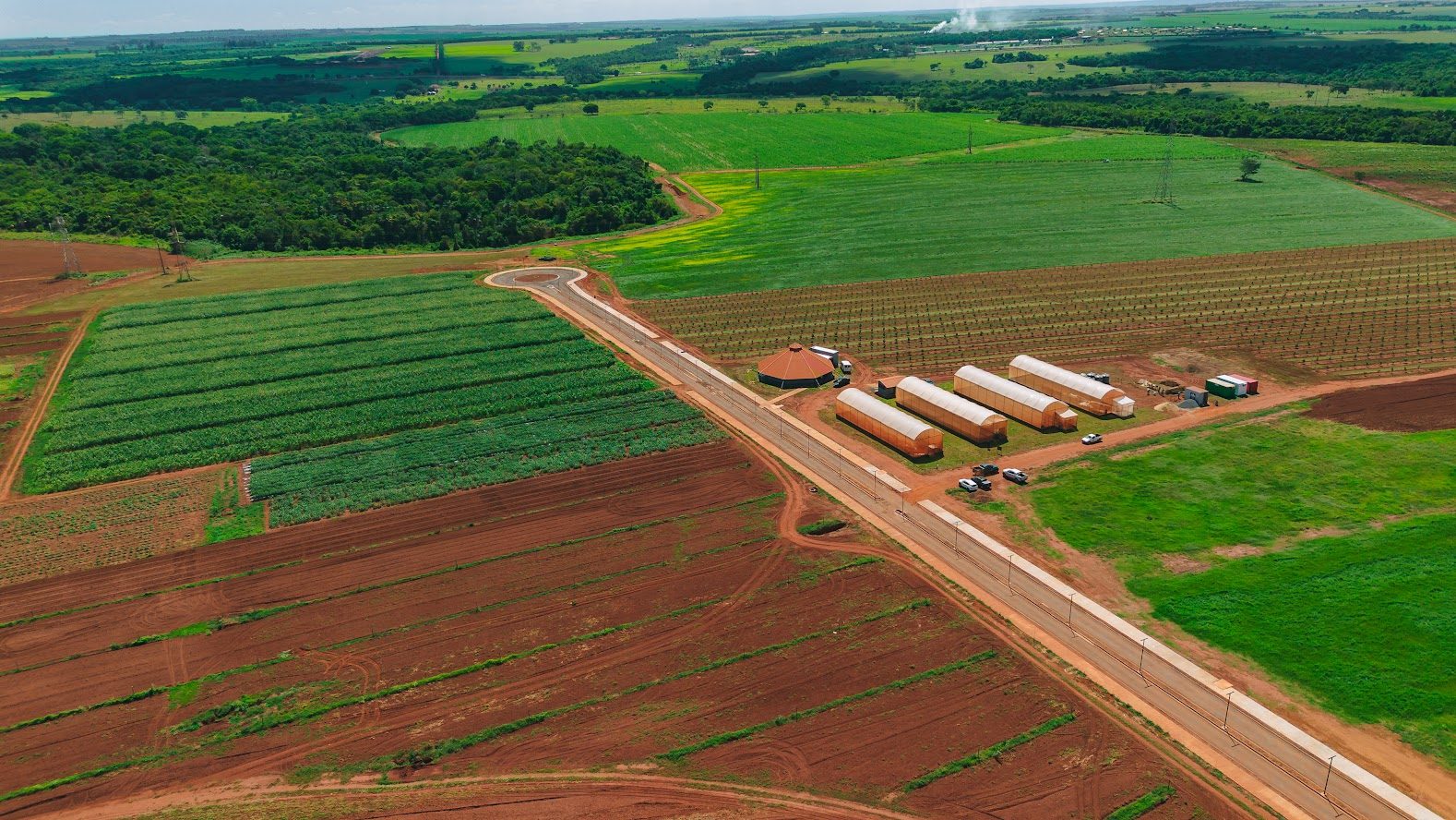 Vista aérea da fazenda-escola — talhões experimentais e estufas